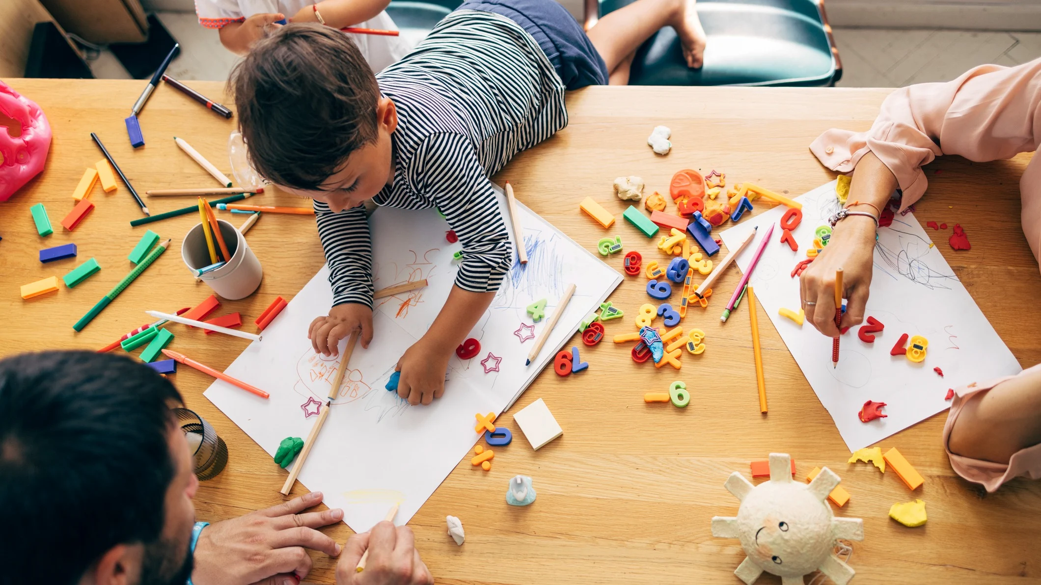 الطلاب في غرفة الرسم